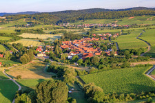 Vue aérienne de Vue du village le matin depuis l'est à Niederhorbach dans le département Rhénanie-Palatinat, Allemagne