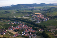 Quartier Klingen in Heuchelheim-Klingen dans le département Rhénanie-Palatinat, Allemagne du point de vue du drone