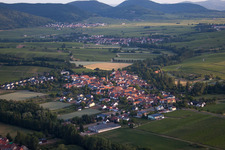 Photographie aérienne de Champs et vignobles avec en toile de fond le Haardtrand de la forêt du Palatinat à le quartier Heuchelheim in Heuchelheim-Klingen dans le département Rhénanie-Palatinat, Allemagne