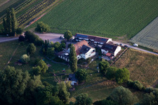 Vue aérienne de Restaurant Mühlengrund à le quartier Heuchelheim in Heuchelheim-Klingen dans le département Rhénanie-Palatinat, Allemagne