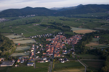 Quartier Heuchelheim in Heuchelheim-Klingen dans le département Rhénanie-Palatinat, Allemagne vue d'en haut