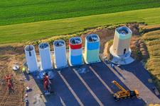 Photographie aérienne de Segments emboîtables des mâts d'une éolienne avant assemblage à le quartier Offenbach in Offenbach an der Queich dans le département Rhénanie-Palatinat, Allemagne