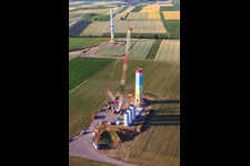 Segments emboîtables des mâts d'une éolienne avant assemblage à le quartier Offenbach in Offenbach an der Queich dans le département Rhénanie-Palatinat, Allemagne depuis l'avion