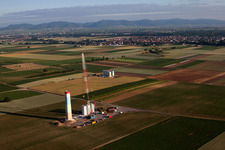 Vue aérienne de Chantier de montage de mâts d'éoliennes à Offenbach an der Queich à le quartier Ottersheim in Ottersheim bei Landau dans le département Rhénanie-Palatinat, Allemagne