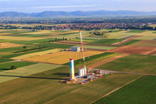 Vue aérienne de Segments du mât d'une éolienne en cours d'assemblage à le quartier Offenbach in Offenbach an der Queich dans le département Rhénanie-Palatinat, Allemagne
