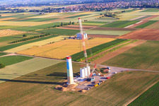 Vue aérienne de Segments du mât d'une éolienne en cours d'assemblage à le quartier Offenbach in Offenbach an der Queich dans le département Rhénanie-Palatinat, Allemagne