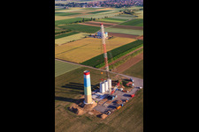Segments du mât d'une éolienne en cours d'assemblage à le quartier Offenbach in Offenbach an der Queich dans le département Rhénanie-Palatinat, Allemagne d'en haut