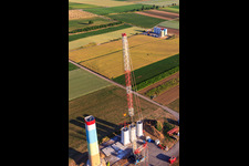 Segments du mât d'une éolienne en cours d'assemblage à le quartier Offenbach in Offenbach an der Queich dans le département Rhénanie-Palatinat, Allemagne hors des airs