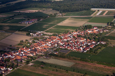 Vue d'oiseau de Erlenbach bei Kandel dans le département Rhénanie-Palatinat, Allemagne