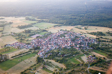 Vue sur le village à le quartier Büchelberg in Wörth am Rhein dans le département Rhénanie-Palatinat, Allemagne vue d'en haut