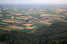 Vue aérienne de Niederlauterbach dans le département Bas Rhin, France