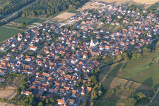Vue aérienne de Tracé autoroutier de l'autoroute française A35 à proximité à Leutenheim dans le département Bas Rhin, France