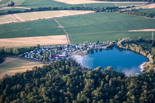 Vue aérienne de Lac de la carrière de Roeschwoog à Rœschwoog dans le département Bas Rhin, France