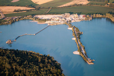 Vue aérienne de Lac de carrière à Soufflenheim dans le département Bas Rhin, France