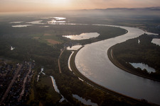 Vue aérienne de Boucle courbe des rives du Rhin à la frontière franco-allemande Cours du fleuve à Drusenheim dans le département Bas Rhin, France