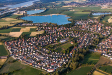 Vue aérienne de Zones riveraines du lac de l'étang de gravier à Offendorf dans le département Bas Rhin, France
