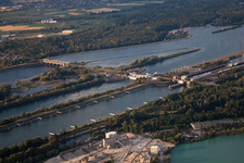 Vue aérienne de Réservoirs et zones riveraines du barrage et de l'écluse du Rhin entre Gambsheim et Freistett à le quartier Freistett in Rheinau dans le département Bade-Wurtemberg, Allemagne