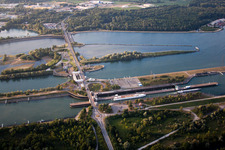 Vue aérienne de Écluses sur les rives de la voie navigable du Rhin près de Gambsheim en Alsace, à la frontière entre l'Allemagne et la France à Gambsheim dans le département Bas Rhin, France