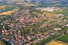Vue aérienne de Vue de la ville sur la Kinzig depuis l'est à Willstätt dans le département Bade-Wurtemberg, Allemagne