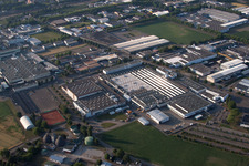 Vue aérienne de Zone industrielle et commerciale Carl Benz Straße ici Grohe AG/Forêt-Noire à Lahr dans le département Bade-Wurtemberg, Allemagne