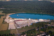 Vue aérienne de Centrale de mélange de béton et de matériaux de construction de Schwarzwälder Beton-Fertigteile-Werk GmbH & Co. KG à Waldmattensee/Forêt Noire à le quartier Kippenheimweiler in Lahr dans le département Bade-Wurtemberg, Allemagne