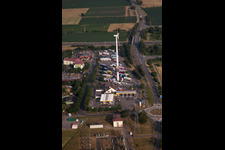 Vue aérienne de Aire de service d'autoroute Shell Autohof Herbolzheim de Rasthof GmbH avec éolienne au bord de l'autoroute BAB A5 à Herbolzheim dans le département Bade-Wurtemberg, Allemagne
