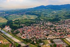 Photographie aérienne de Vue de la ville sur le Leeopoldskanal depuis le nord-est à Riegel am Kaiserstuhl dans le département Bade-Wurtemberg, Allemagne