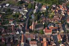 Vue aérienne de Paroisse évangélique dans le centre historique du centre-ville à Eichstetten am Kaiserstuhl dans le département Bade-Wurtemberg, Allemagne