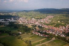 Vue aérienne de Vue des rues et des maisons dans les quartiers résidentiels à le quartier Oberschaffhausen in Bötzingen dans le département Bade-Wurtemberg, Allemagne