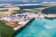 Vue aérienne de Installation de mélange de matériaux de construction de Birkenmeier Stein+Design dans la gravière Breisach am Rhein-Niederrimsingen dans le district de Niederrimsingen à le quartier Oberrimsingen in Breisach am Rhein dans le département Bade-Wurtemberg, Allemagne