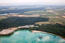 Vue aérienne de Betonwerk Müller GmbH & Co. KG au Rimsinger Baggersee à le quartier Niederrimsingen in Breisach am Rhein dans le département Bade-Wurtemberg, Allemagne