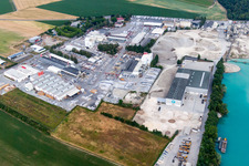 Vue aérienne de Installation de mélange de matériaux de construction de Birkenmeier Stein+Design dans la gravière Breisach am Rhein-Niederrimsingen dans le district de Niederrimsingen à le quartier Oberrimsingen in Breisach am Rhein dans le département Bade-Wurtemberg, Allemagne