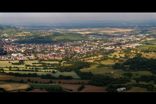 Vue aérienne de Panorama de la ville depuis le nord à Müllheim im Markgräflerland dans le département Bade-Wurtemberg, Allemagne