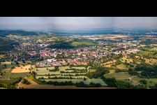 Vue aérienne de Panorama de la ville depuis le nord à Müllheim im Markgräflerland dans le département Bade-Wurtemberg, Allemagne
