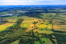 Vue aérienne de Vue sur le lac Nieder-Moser à le quartier Nieder-Moos in Freiensteinau dans le département Hesse, Allemagne