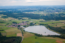 Vue aérienne de Lac Ober-Mooser à le quartier Ober-Moos in Freiensteinau dans le département Hesse, Allemagne