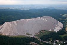 Vue aérienne de Mont Kali à Neuhof à Neuhof dans le département Hesse, Allemagne