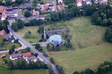 Vue aérienne de Église de la Sainte Croix à le quartier Welkers in Eichenzell dans le département Hesse, Allemagne