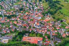 Vue aérienne de Vue du village depuis le nord-ouest avec la place du marché à Poppenhausen dans le département Hesse, Allemagne