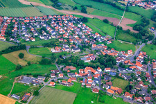 Vue aérienne de Vue du village depuis le nord à le quartier Steinhaus in Petersberg dans le département Hesse, Allemagne