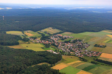 Vue aérienne de Vue du village depuis le sud-est à le quartier Dietershan in Fulda dans le département Hesse, Allemagne