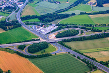 Vue aérienne de Sortie 91 Fulda Nord sur l'A7 vers la B27 à le quartier Steinau in Petersberg dans le département Hesse, Allemagne