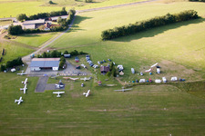 Vue aérienne de Piste avec zone de voie de circulation de l'aérodrome des pilotes UL Jossa à le quartier Jossa in Hosenfeld dans le département Hesse, Allemagne