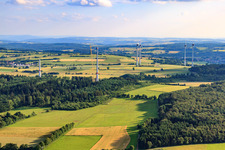 Vue aérienne de Chantier de construction pour l’assemblage de la tour d’éolienne à le quartier Reichlos in Freiensteinau dans le département Hesse, Allemagne