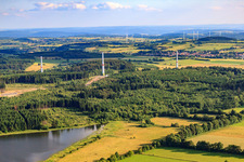 Vue aérienne de Chantier de construction pour l’assemblage de la tour d’éolienne à le quartier Reichlos in Freiensteinau dans le département Hesse, Allemagne