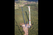 Vue oblique de Chantier de construction pour l’assemblage de la tour d’éolienne à le quartier Reichlos in Freiensteinau dans le département Hesse, Allemagne