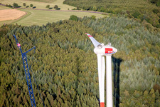 Chantier de construction pour l’assemblage de la tour d’éolienne à le quartier Reichlos in Freiensteinau dans le département Hesse, Allemagne d'en haut
