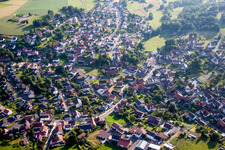 Vue aérienne de Vue sur le village à le quartier Udenhain in Brachttal dans le département Hesse, Allemagne