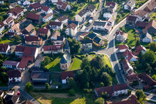 Vue aérienne de Église Saint-Martin à Udenhain à le quartier Udenhain in Brachttal dans le département Hesse, Allemagne