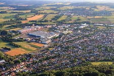 Vue aérienne de Zone commerciale Rabenaustraße avec meubles Höffner Frankfurt-Gründau, MediaMarkt Gründau Lieblos et Sconto Möbel Sofort à le quartier Lieblos in Gründau dans le département Hesse, Allemagne